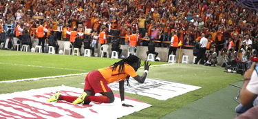 爱游戏app安装-中国足球年度最佳射手数据整理，中国足球队最佳射手